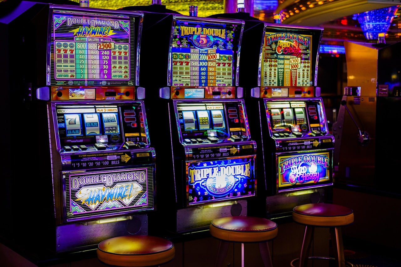 Filipino players browsing 34 ph sports and casino categories on mobile